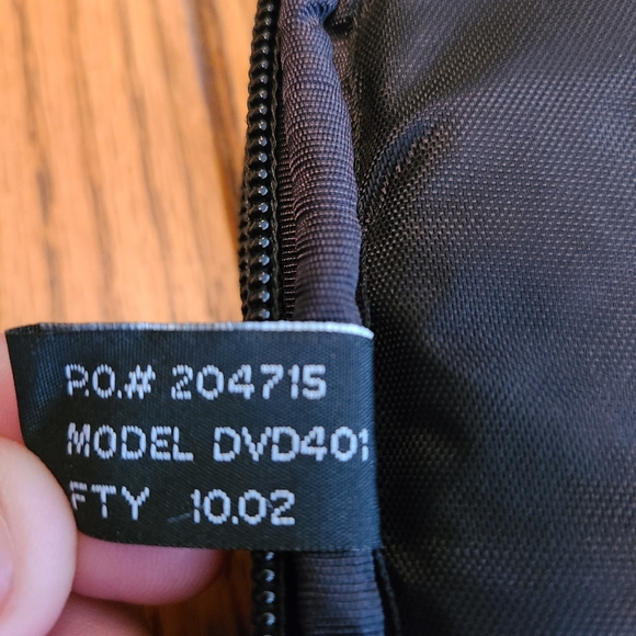 Targus DVD401 Portable DVD Carrying Case with handle - Picture 10 of 11